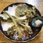 旬ものと日本酒 とみ笑 - 魚沼の山菜の天ぷら