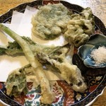 旬ものと日本酒 とみ笑 - 魚沼の山菜の天ぷら