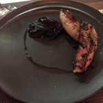 Abats. - メインは烏賊です　印籠詰に烏賊墨ソースが敷いてあります　すごく美味しい！