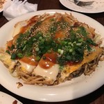 お好み焼広島風きゃべつ - お好み焼き チャンポン麺入(チーズトッピング)