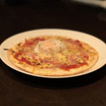 ルッカ - 半熟卵とベーコンのピザ