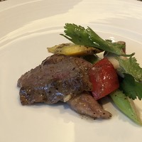 ホテルオークラ 中国料理「桃花林」 日本橋室町賓館 - ◆和牛サーロインと香菜の黒胡椒炒め・・サーロインはカットした品が3切れ盛られ、柔らかい。 定番のお味付けですので無難に美味しい印象。
