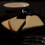 DEN - 自家製燻製チーズ