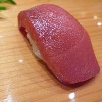 天寿し 京町店 - 最初は「マグロ」・・赤身です、美味しいですよ。 