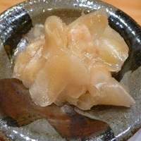 天寿し 京町店 - カウンターに「ガリ」が置かれていましたが、ちょっと漬かり過ぎですね。ギリギリの状態でしょうか・・臭いも強く好みではありません。 