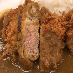 とんかつ 田 - ひれかつカレー ¥1,380-(税込) キャベツ付き
      ひれかつの断面アップ