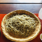 玄 - かなり細めの田舎蕎麦。すでに蕎麦の香りが立っています。