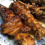 うなぎ 丸富 - 手前から、串焼、えり焼、きも焼、ひれ焼