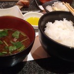 とんかつ マンジェ - ごはん、味噌汁