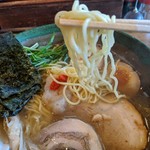 らーめん しおの風 - エッジの利いた細パツちょい縮れのブランド麺