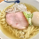 麺 みつヰ - 塩ラーメン➕味玉   黄金色のスープ