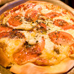 Mangetsu dou - 生地から手作りのピッツァ。写真はアンチョビ・トマトだったかな？