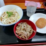 手打麺や 大島 - ぶっかけ冷と肉皿とコロッケ