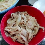 手打麺や 大島 - 肉はしめじや玉ねぎスライスが入っています。