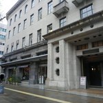 カフェドゥラプレス - 二階の窓がカフェ