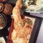 そば遊膳　すずもと - はみ出してるとついつい見ちゃいますよねぇ