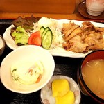 食事処 かすり - 生姜焼き定食。700円。