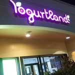 Yogurtland  - 外観（隣は中国系のお店）