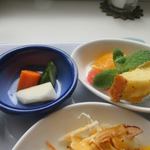 Ekimae Kafe Sakaya - オムライスには香の物と一緒にフルーツとシフォンケーキも添えらえてました。
                      