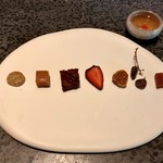 イチリン ハナレ - 茶菓子：東方美人のクッキー 生姜のキャラメル 山椒のガトーショコラ ピーカンナッツの飴炊き とちおとめのチョコレートコーティング 無花果 干し葡萄 花梨ジャム