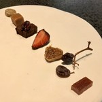 イチリン ハナレ - 茶菓子：東方美人のクッキー 生姜のキャラメル 山椒のガトーショコラ ピーカンナッツの飴炊き とちおとめのチョコレートコーティング 無花果 干し葡萄 花梨ジャム