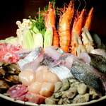 立花屋 - ちゃんこ鍋　中央卸売市場でその日に仕入れたばかりの新鮮な魚介をたっぷり満載。つみれ・うどんが付く。