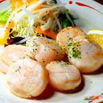 立花屋 - 貝柱のバター焼　生でも食べられる新鮮な貝柱。洋風の感覚で仕上げた一品だ。