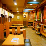 立花屋 - 店に入った左手側。テーブルの配置にも余裕がある。写真の右側が小上がり座敷。