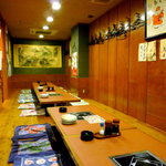 立花屋 - 小上がりの座敷はゆったりくつろげる掘り炬燵スタイル。間仕切りで半個室風にも使える。