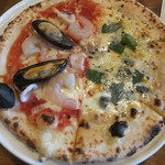 Pizzeria Famiglia - フルッティ・ディ・マーレ＆クワトロフォルマッジのハーフ＆ハーフピザ(2019.3.18) 