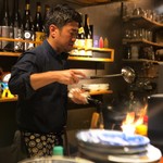 炭焼 おかげさん - 炒飯を煽る店主