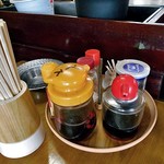 Yanagishokudou - 卓上に常備された調味料類