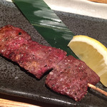 三是 - 鹿肉串焼 一本 300円。
            超鹿！  ワイルドな獣臭で好みは分かれます。
            私はもちろん大好きです。