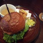 バーガーバーガー - キノコとカマンベールチーズのバーガー