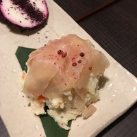 田町 鳥心 - がっこ入りポテサラにササミ刺のせ