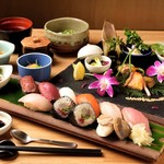 【石头拼盘前菜和三重山海寿司午餐八贯】 共9道1,800日元 (不含税)