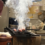 Shokujidokoro Sakamoto - 牛肉の照り焼き丼用のたれ付牛肉を炭火焼中です。