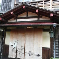 幻董庵 - 暖簾をくぐり、靴を脱いで上がります。