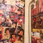 レッツゴー酒場 - 昭和のアイドルやらグラビアが壁いっぱいに…