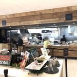 Premium Marche OSAKA - このカウンターで食券を渡し料理を受け取る