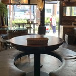 KITCHEN BAR 新目黒茶屋 - 丸テーブル席も用意