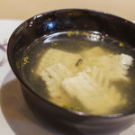 うを徳 - "椀（しるもの）"、椀種（わんだね）：豐前（ぶぜん）"城下鰈（しろしたがれひ）"の骨邊肉（あら）、吸口（すひくち）：山州（やましろ）"花山椒（なるはじかみのはな）" 