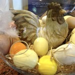 Gagliasso Il Fornaio Pasticcere - パスクワ(Pasqua) の飾り、卵は復活を表す