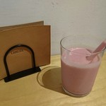 CAMERA - ピンクスムージー(イチゴ&バナナ&ミルク&ハチミツ) 650円