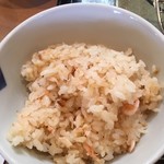 とんかつ とんQ - 日替わりご飯が美味しいのも此方の特徴、この日は桜エビと生姜の御飯