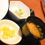 北の味紀行と地酒 北海道 - ランチ共通の小鉢、漬物、味噌汁２０１９年４月