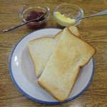 DINGO - ランチ：パン（トースト）、バター・苺ジャム