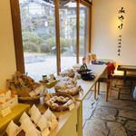 Miyake Kyuu Kounoiketei Omoteya - 敷地内にあります、お菓子を販売しているショップも人気です(о´∀`о)