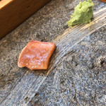 寿司栄 - 桜鱒、1枚食べた後