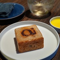 アコルドゥ - アコルドゥの「ａ」が刻印されたパン